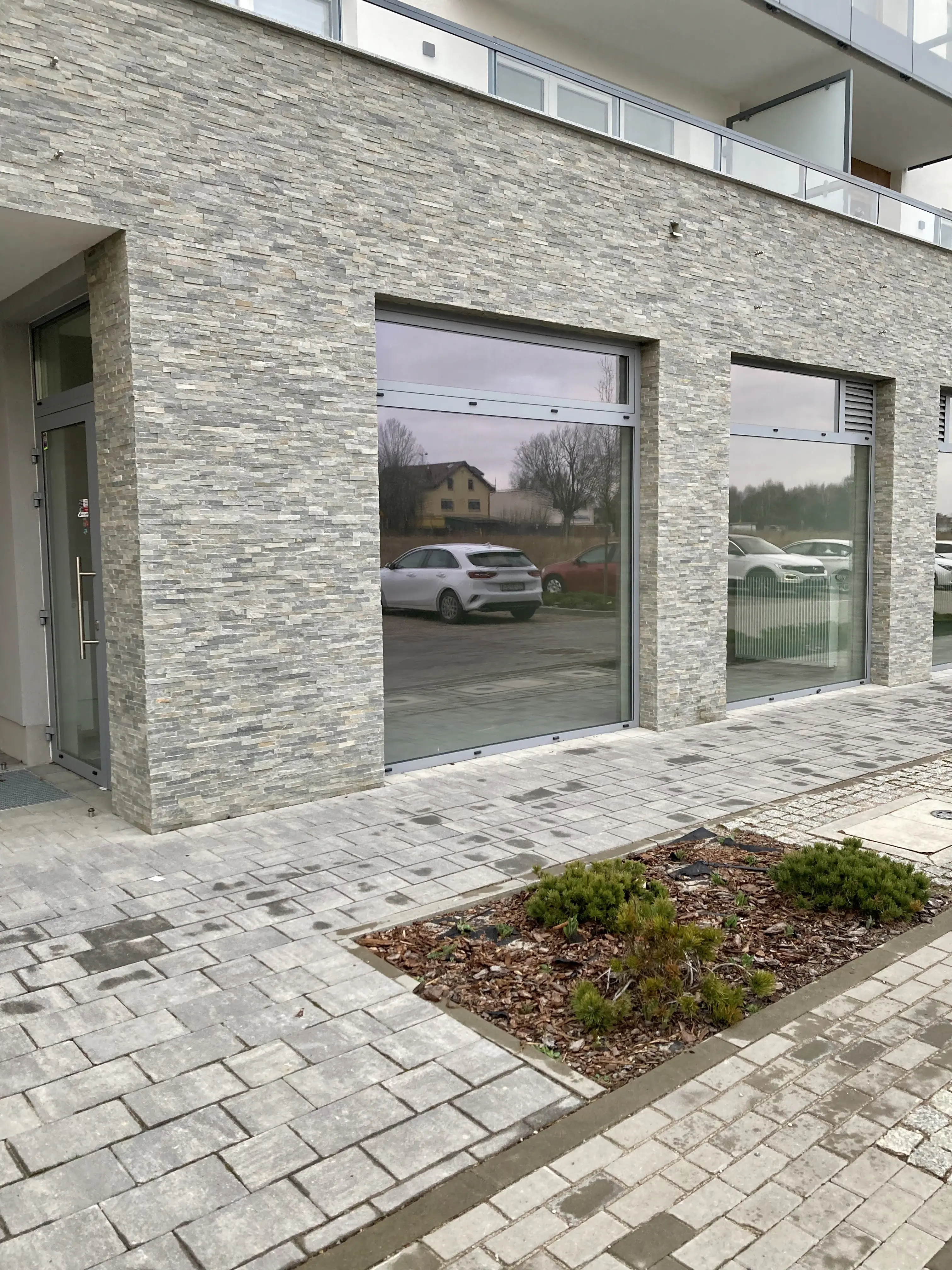 Widok witryny lokalu z zewnątrz