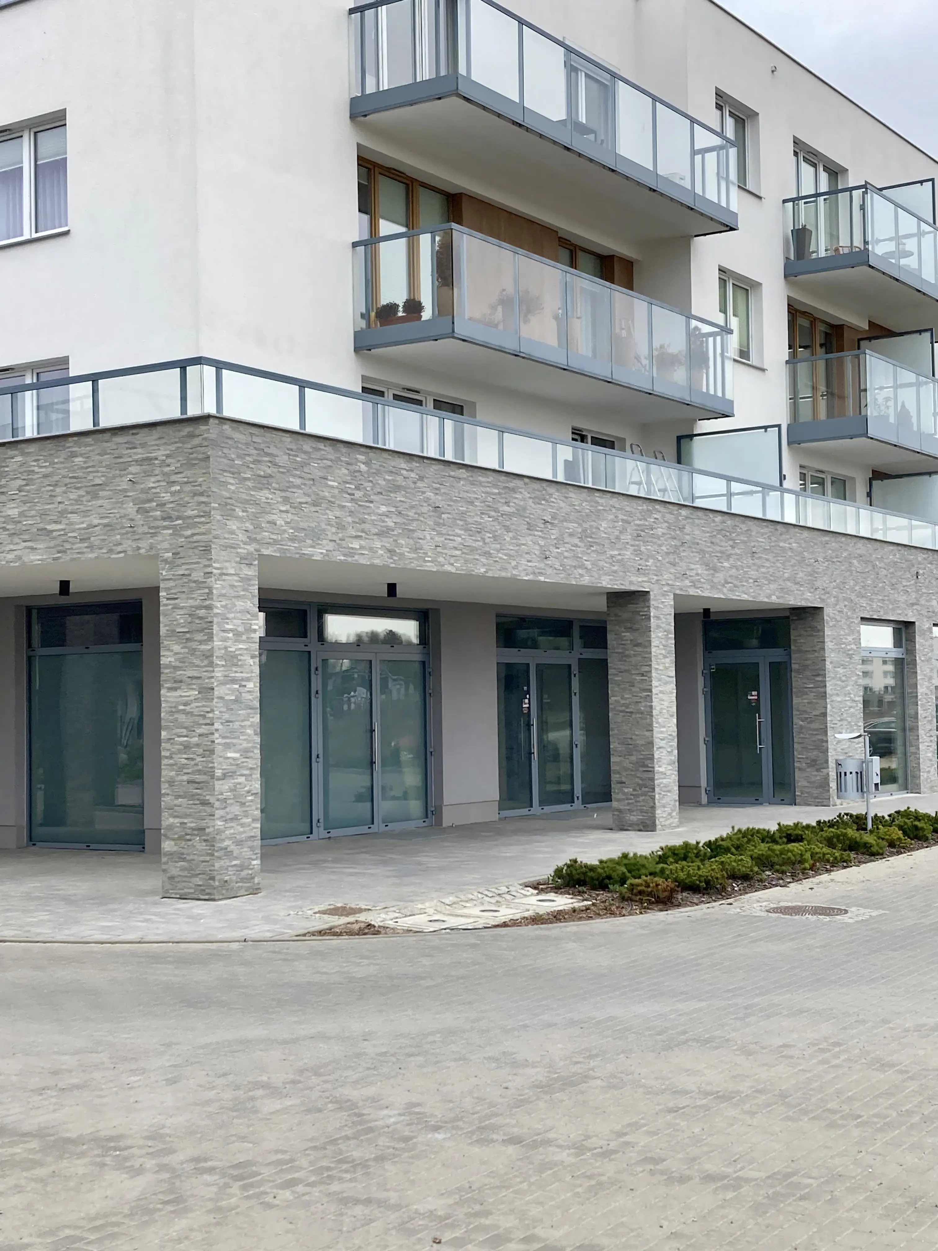 Widok budynku i witryny lokalu z zewnątrz w oddaleniu